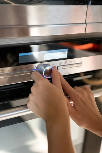 Hand bewegen van de timer-knop op de oven — Stockfoto
