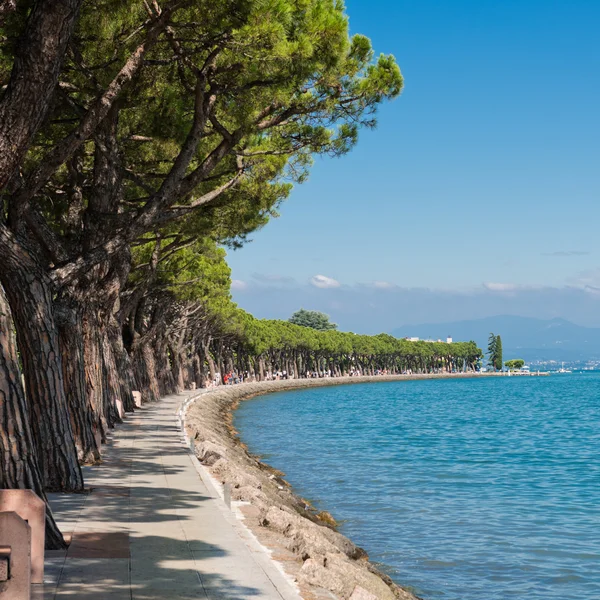 Beco pedestre nas margens do lago Garda — Fotografia de Stock