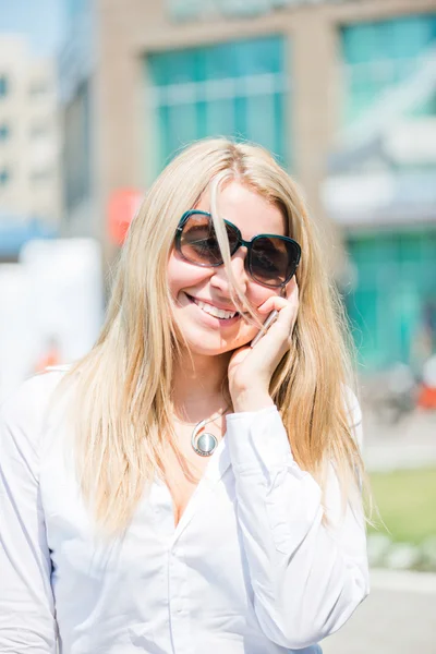 Blonde Frau telefoniert draußen — Stockfoto