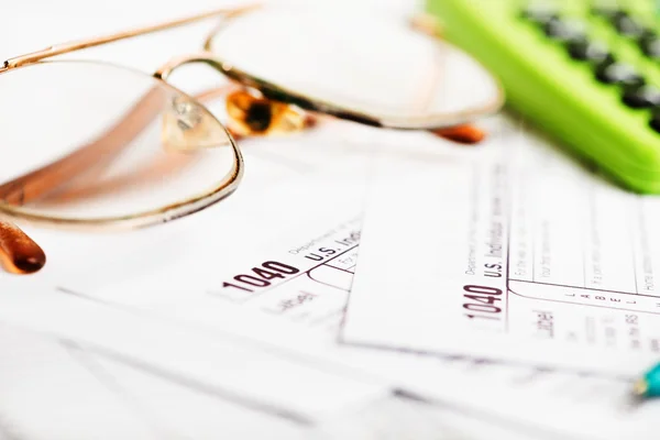 Forma fiscal, óculos, caneta e calculadora — Fotografia de Stock