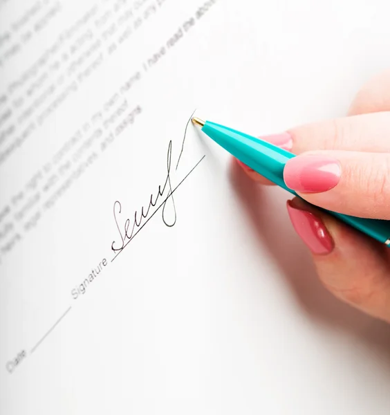 Mujer firmando un contrato — Foto de Stock