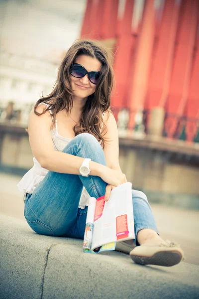 Jeune femme avec magazine de mode — Photo