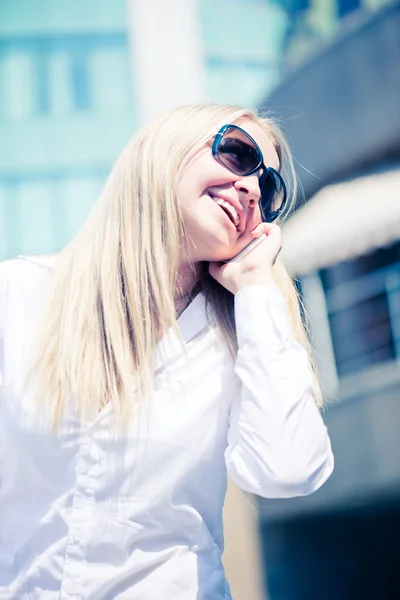 Blonde Frau telefoniert draußen — Stockfoto