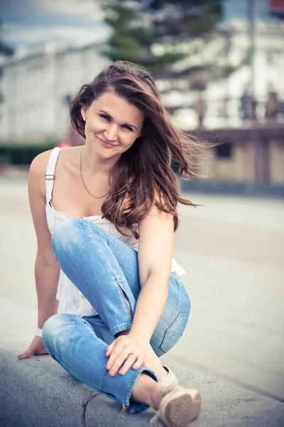 Mulher bonita sorrindo ao ar livre — Fotografia de Stock