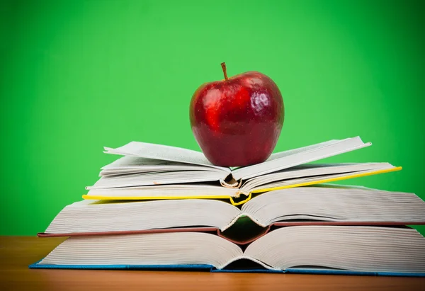 Manzana roja en libros — Foto de Stock