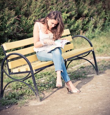 Kadın kitap okuyor.