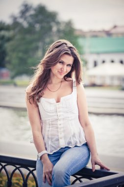 açık havada gülümseyen kadın