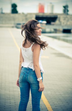 Gülümseyen güzel kadın