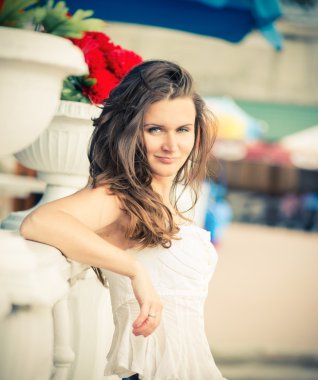 Gülümseyen güzel kadın