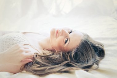 Yorgan üzerinde yatan kadın