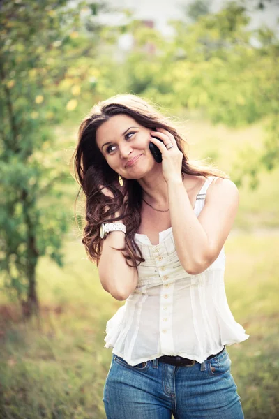 Jonge vrouw met telefoon — Stockfoto