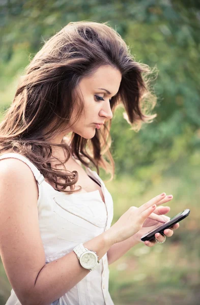 Jeune femme avec téléphone — Photo