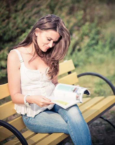 Mulher leitura revista — Fotografia de Stock