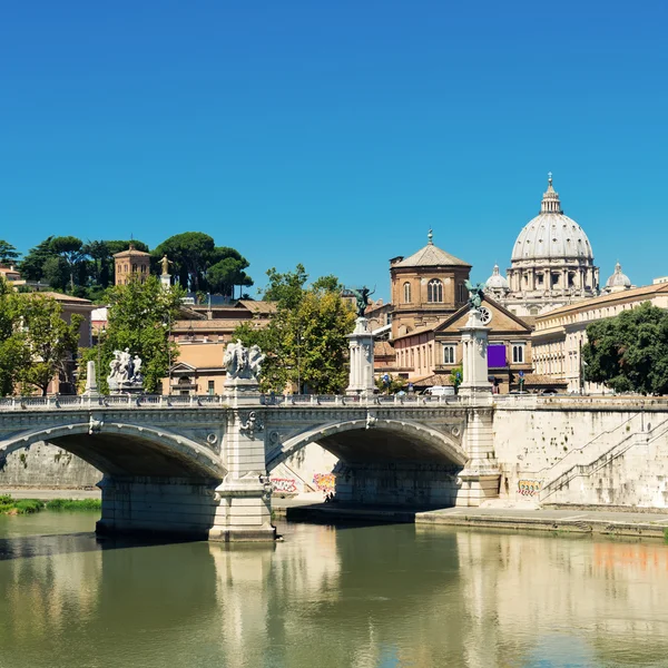 Tiber and St. Peter's cathedral — Stock Photo, Image