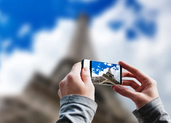 Turista tomando fotos de la Torre Eiffel —  Fotos de Stock