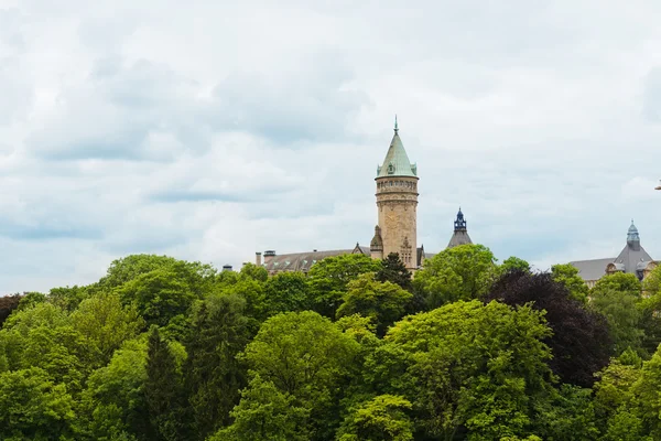Torre del castillo de Luxemburgo con reloj — Foto de Stock