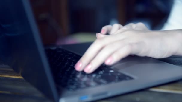 Mãos femininas digitando no teclado — Vídeo de Stock