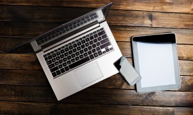 Laptop ile telefon ve tablet