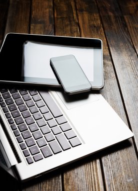 Laptop ile telefon ve tablet