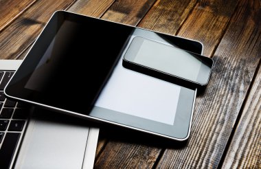 Laptop ile telefon ve tablet