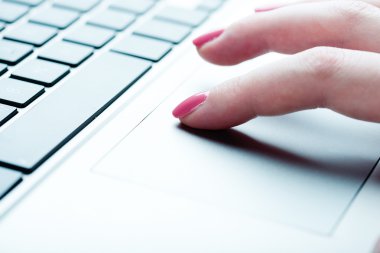 klavyede yazarak parmaklar