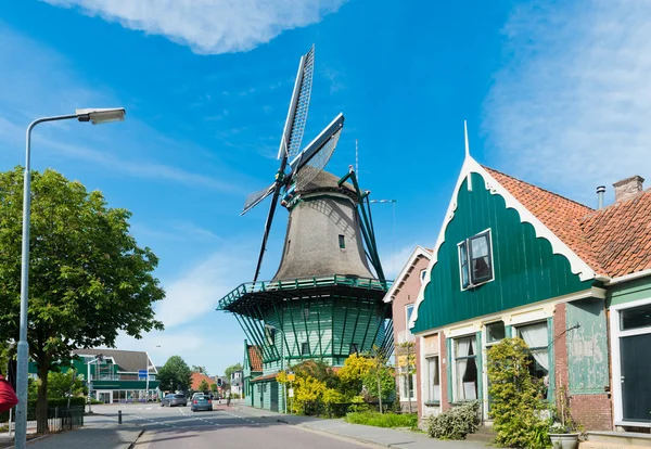 Starý větrný mlýn v Zaandijk — Stock fotografie