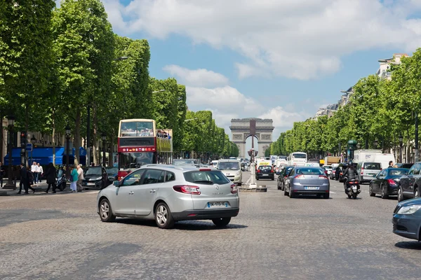 Turismos en Avenue des Champs-elysees —  Fotos de Stock