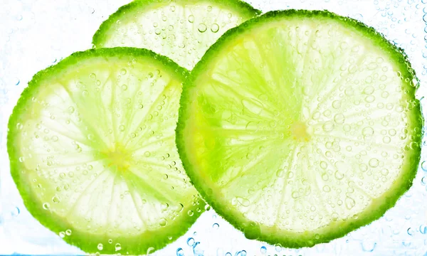 Limettenscheiben mit Blasen — Stockfoto