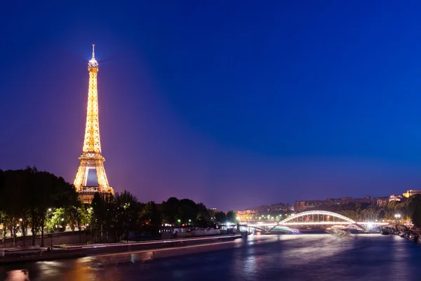 Eiffeltornet och Pont Passerelle Debilly — Stockfoto