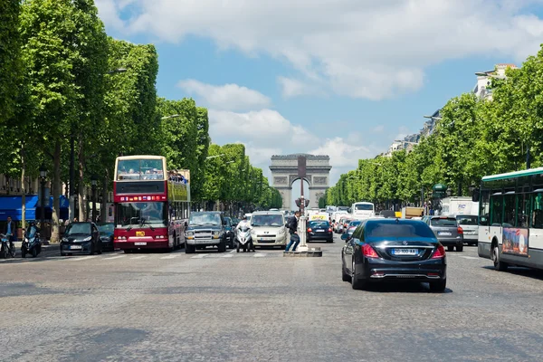 Autos auf der Avenue des champs-elysees — Stockfoto