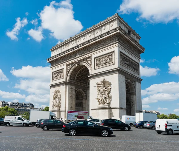 Поиск автомобиля рядом с Arc de Triomphe в Париже — стоковое фото