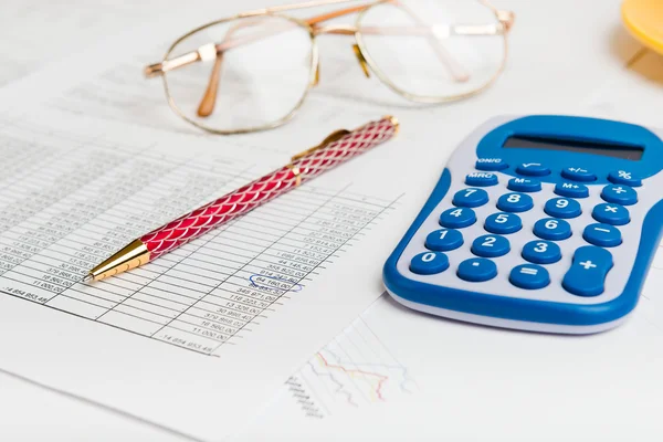 Estação de trabalho de negócios com papelada — Fotografia de Stock