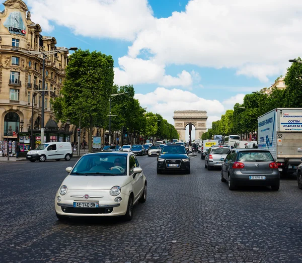 Voitures sur l'avenue des Champs-Élysées — Photo