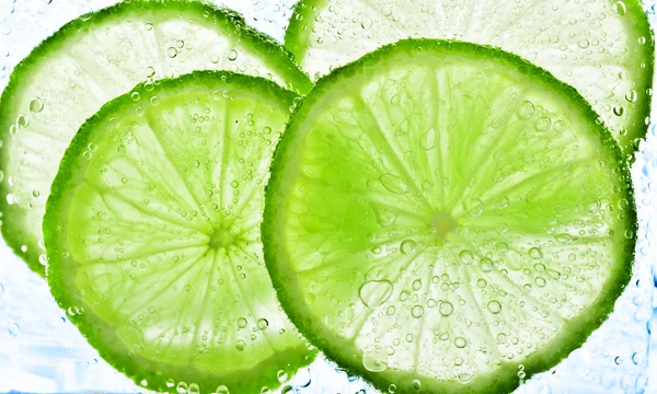 Limettenscheiben mit Blasen — Stockfoto