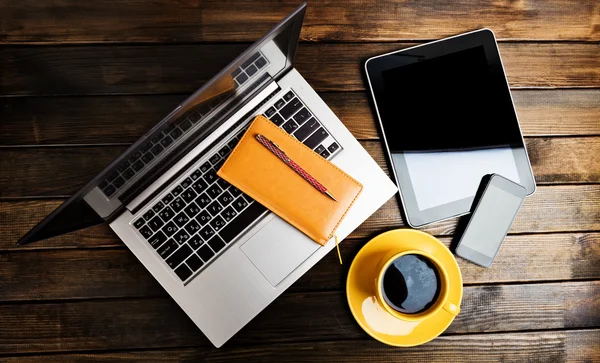 Escritório com laptop e xícara de café — Fotografia de Stock