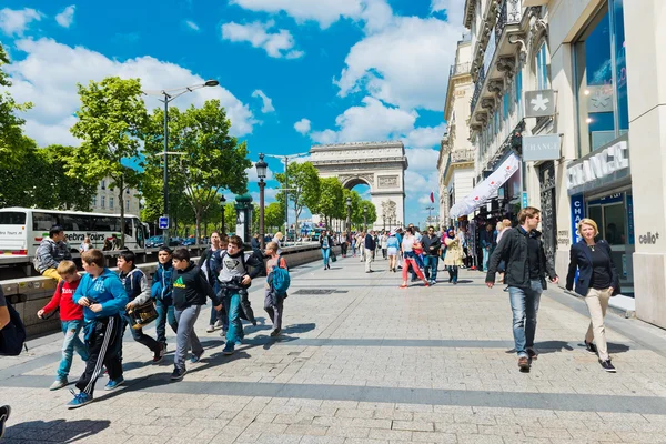 Turistas na Avenida des Champs-elísios — Fotografia de Stock