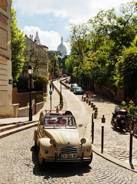 Montmartre und Mann im Retro-Auto — Stockfoto