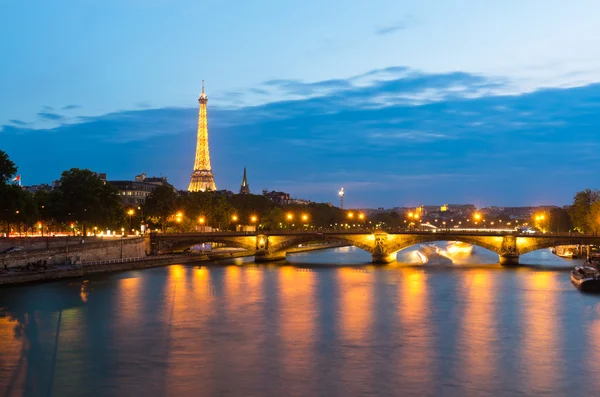 Wieża Eiffla i mostu Pont des Invalides — Zdjęcie stockowe