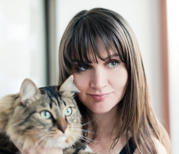 Brünette mädchen und katze — Stockfoto