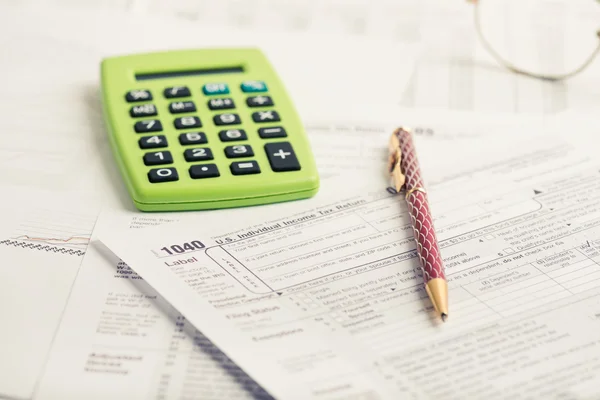 Estação de trabalho de negócios com papelada — Fotografia de Stock