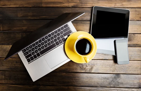 Escritorio de oficina con portátil y taza de café — Foto de Stock