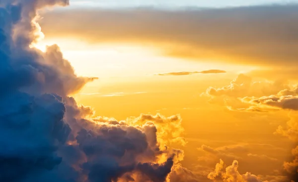 日の出の太陽と雲 — ストック写真