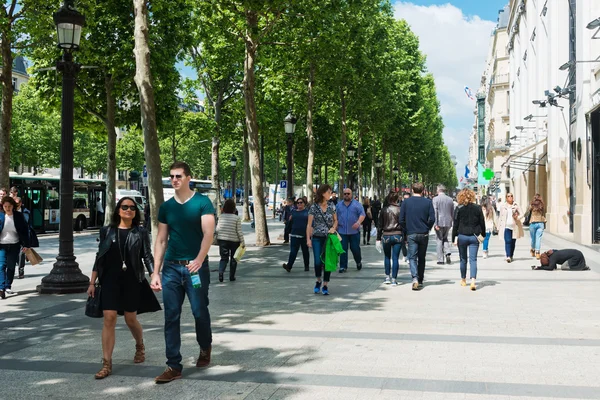 Touristes sur l'avenue des Champs-Élysées — Photo