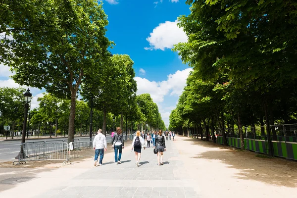 Turister på Avenue des Champs-Elysées — Stockfoto