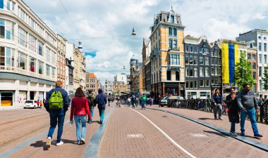 Yaz aylarında Amsterdam sokak.
