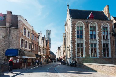 Bruges, Belçika sokakta yürüyen turist. 