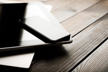 dizüstü bilgisayar ile telefon ve tablet pc