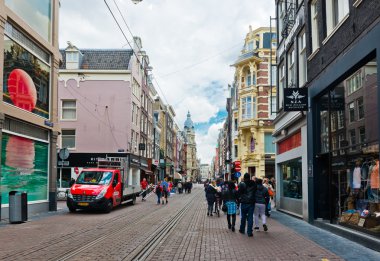Yaz aylarında Amsterdam sokak.