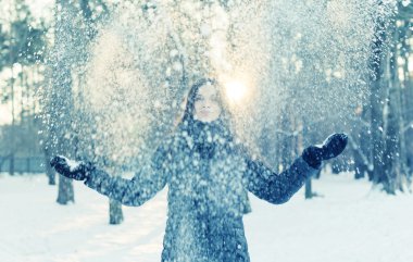 Karda eğleniyor kadın