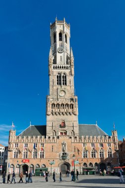 Turistler Grote Markt kare üzerinde